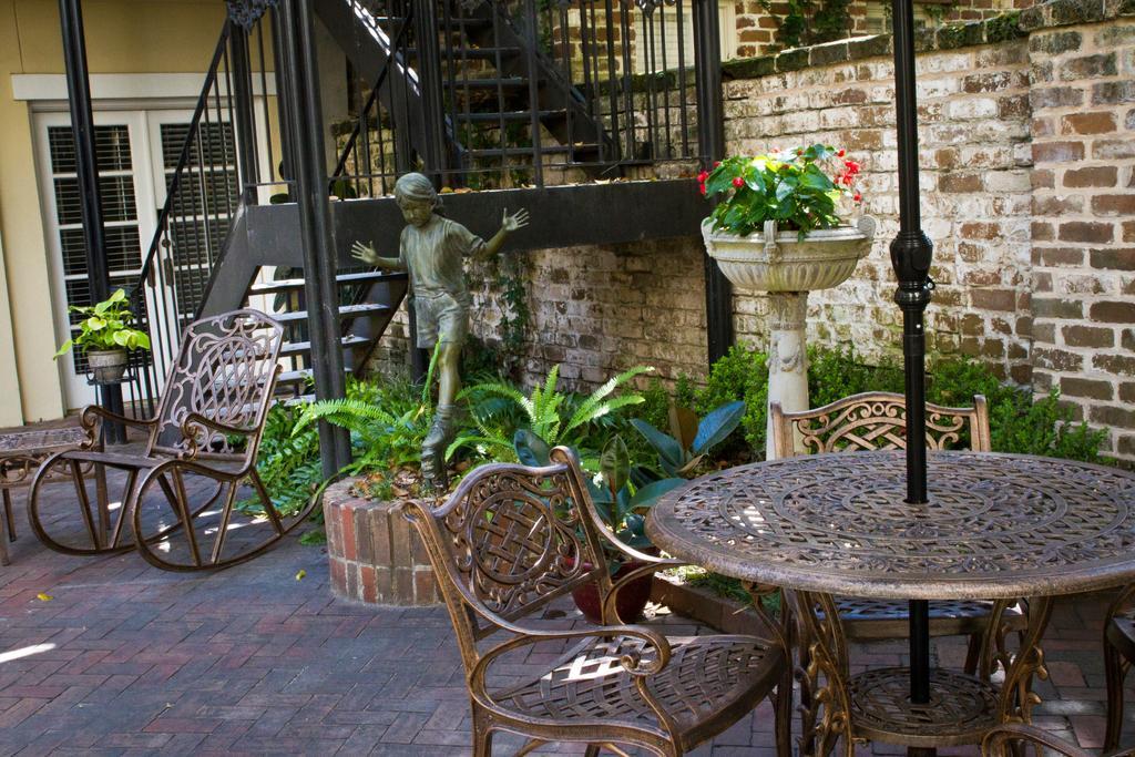 Garden Courtyard Queen Room