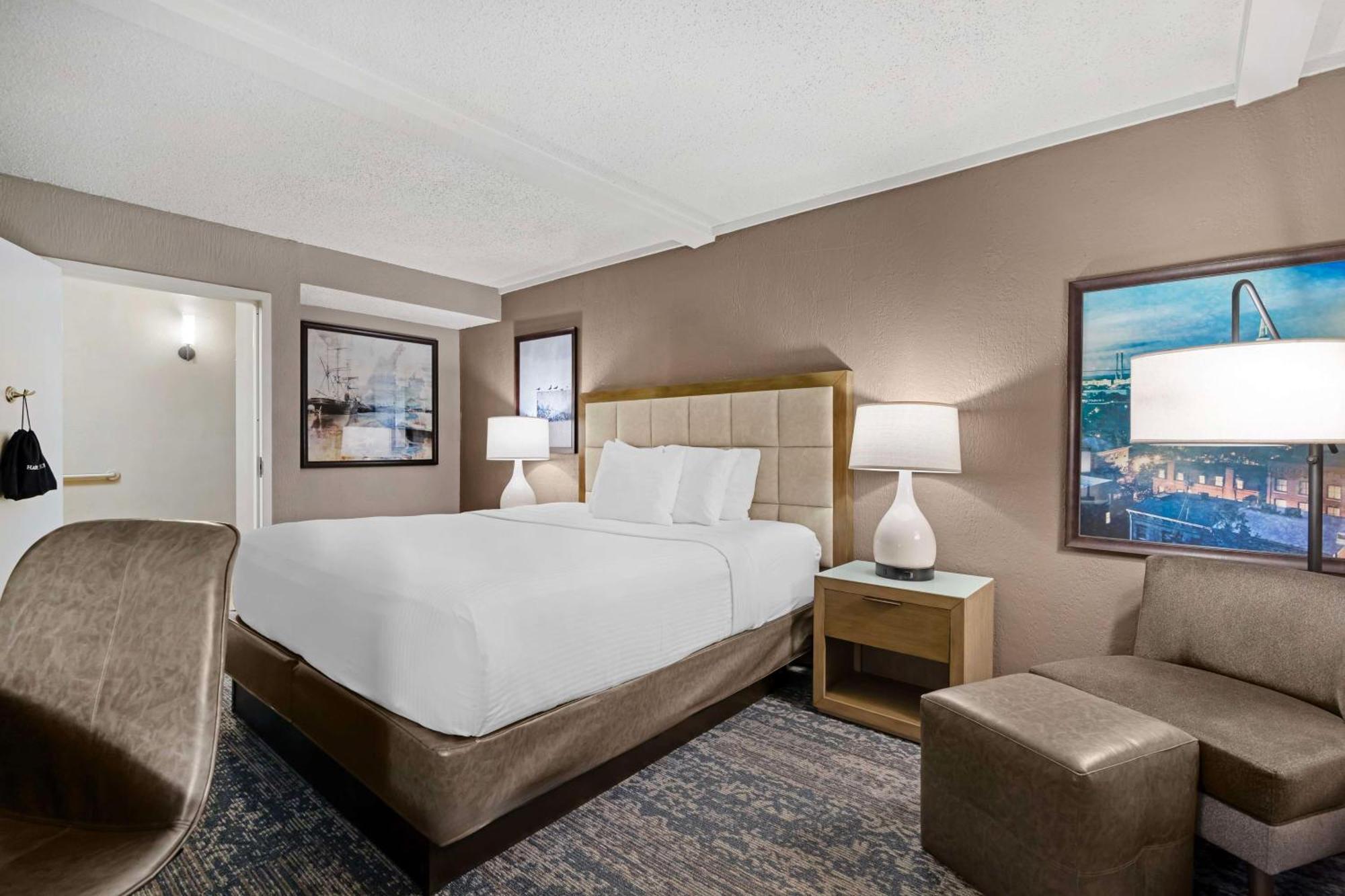 King Room with Roll-In Shower - Mobility Access,1602339496:JPEG