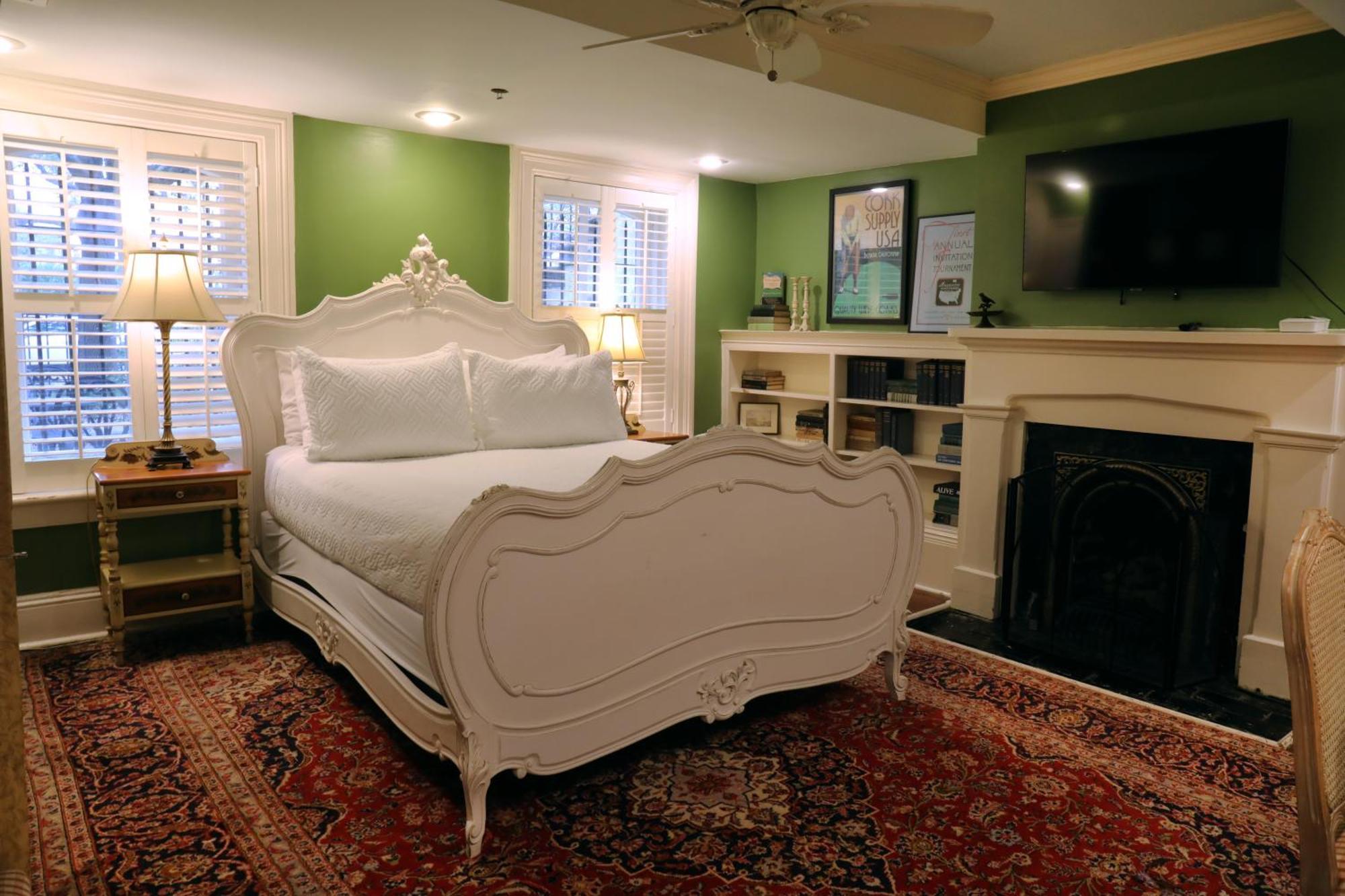 One-Bedroom Queen Suite