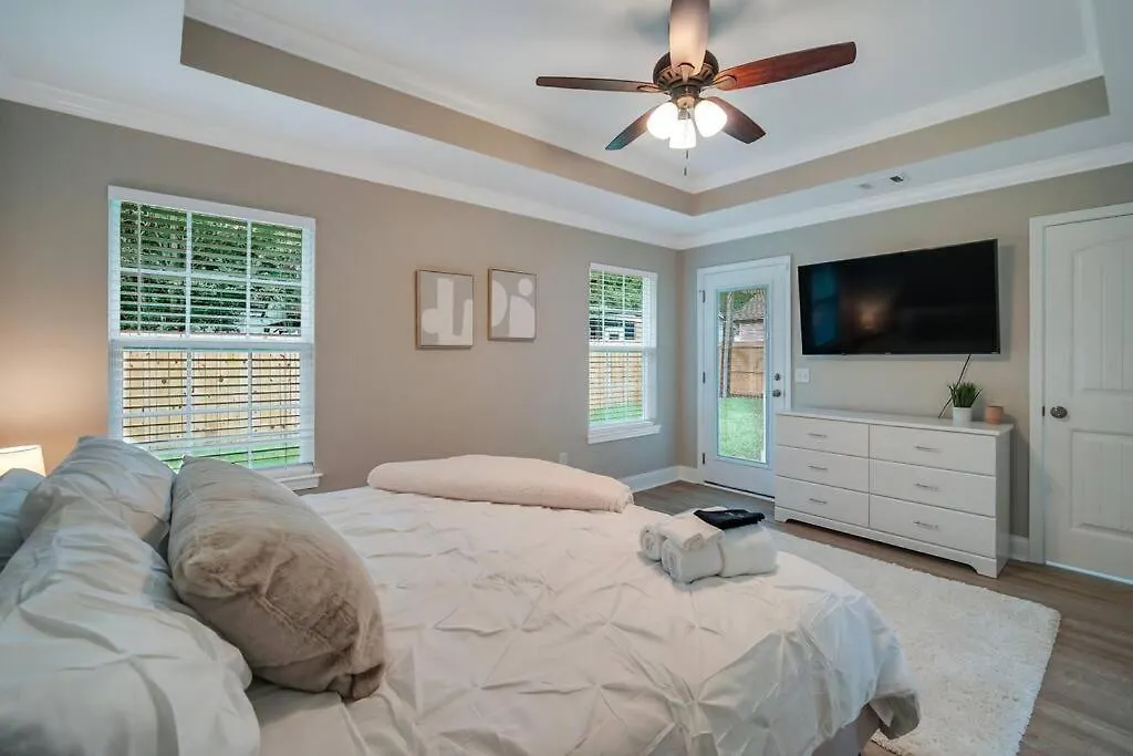 Beautiful New Construction Only 4 Min To Downtown!-1