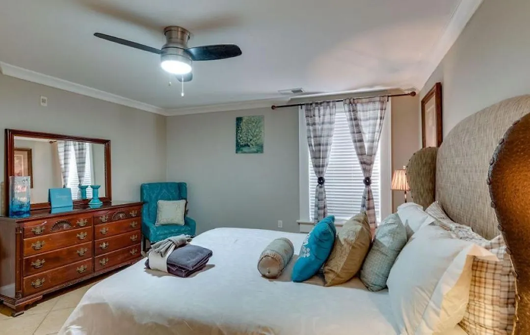 4 Bedroom Beauty Steps From The River-1