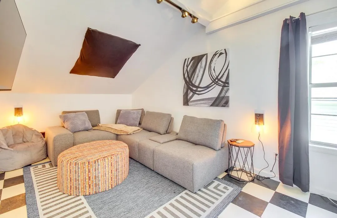 Cheerful Savannah Vacation Rental With Fire Pit!-1