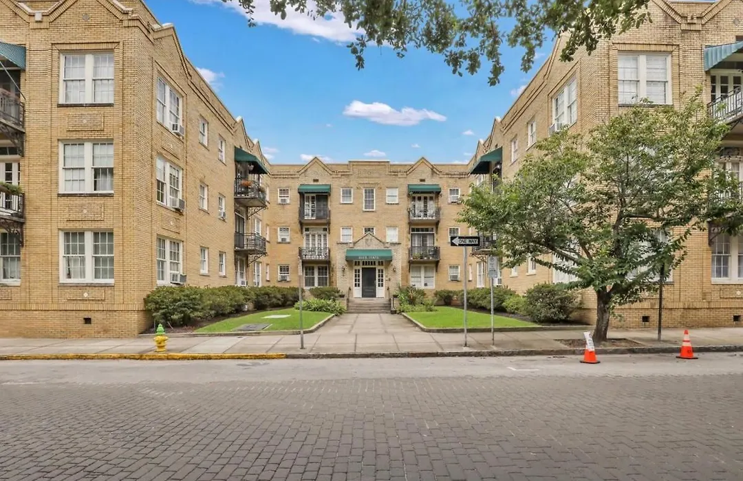 Southern Belle On Oglethorpe Square-1