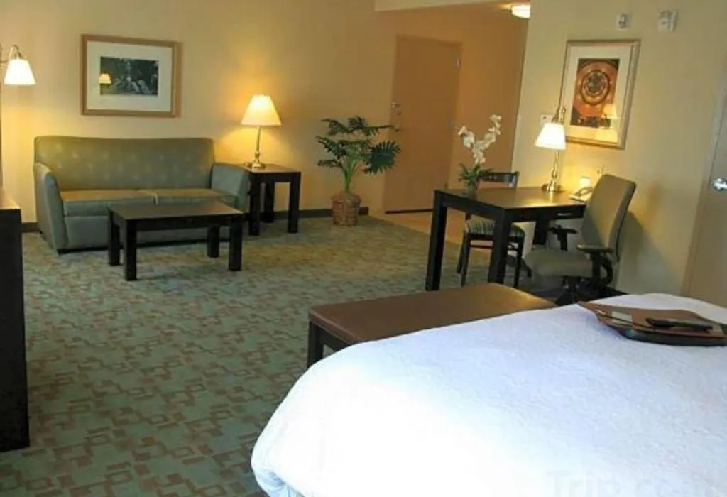 Hampton Inn & Suites Savannah-Airport-1