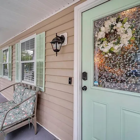 New Cheerful Renovated Home - 5 Min To Downtown!-3