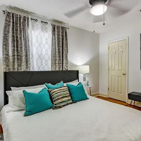 Modern Luxury Apartment 1 Mile From Forsyth Park-2