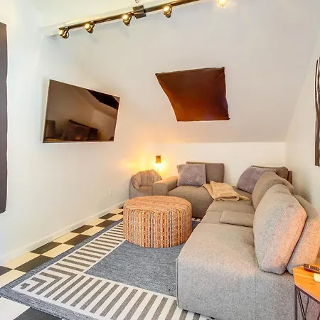 Cheerful Savannah Vacation Rental With Fire Pit!-3