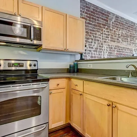 E Bay St Loft By City Market And River Street-3