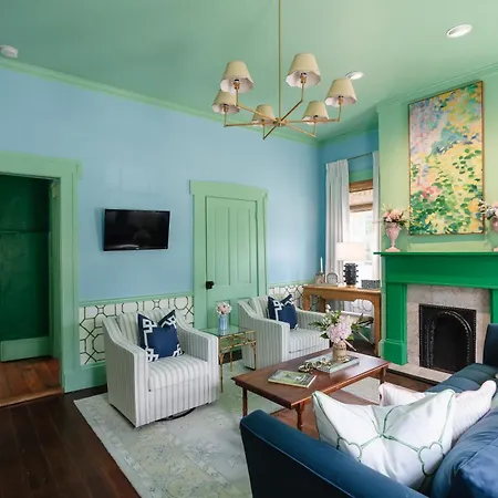 Charming Savannah Duplex Courtyard Parking-3