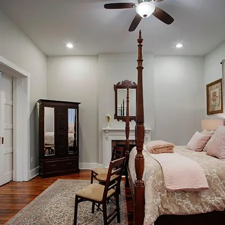 414 Waldburg A - Newly Renovated Apt With Outdoor Space!-3
