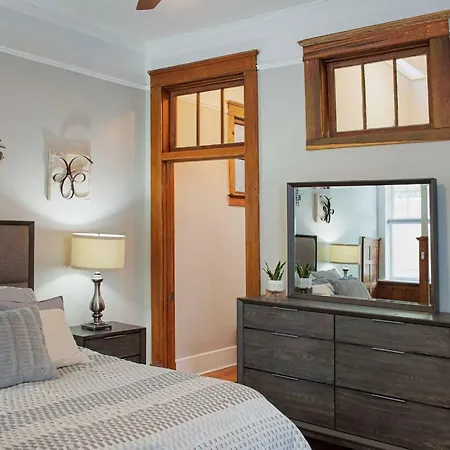 101 E Waldburg - Cozy Cottage Just Off Of Forsyth Park-3