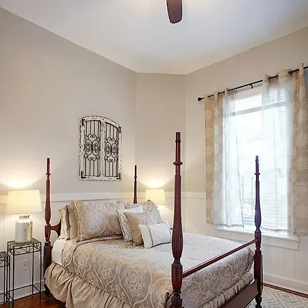 Newly Renovated Historic Savannah Townhome!-3